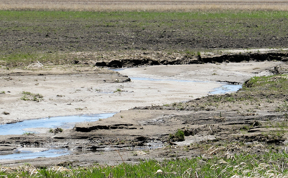 Signs of water erosion in the Red River Basin on 